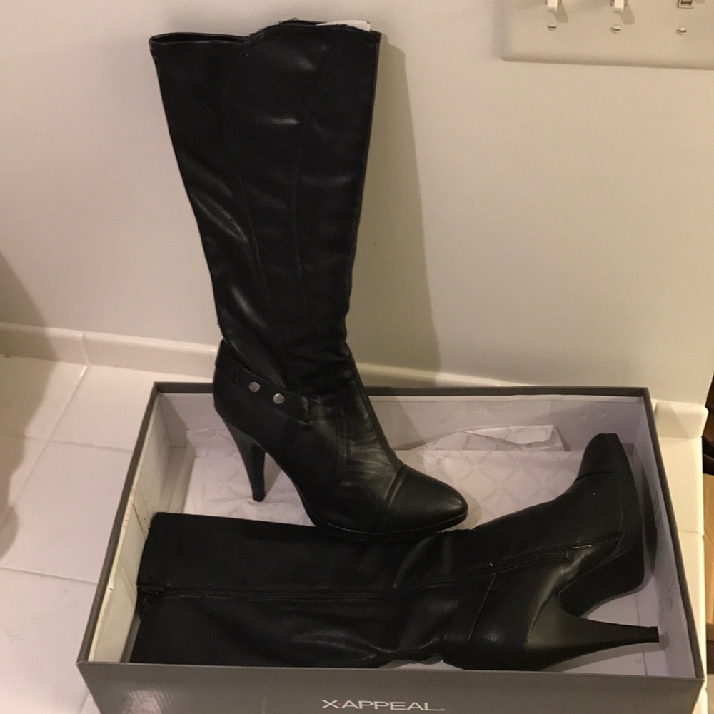 Size 10 black boots